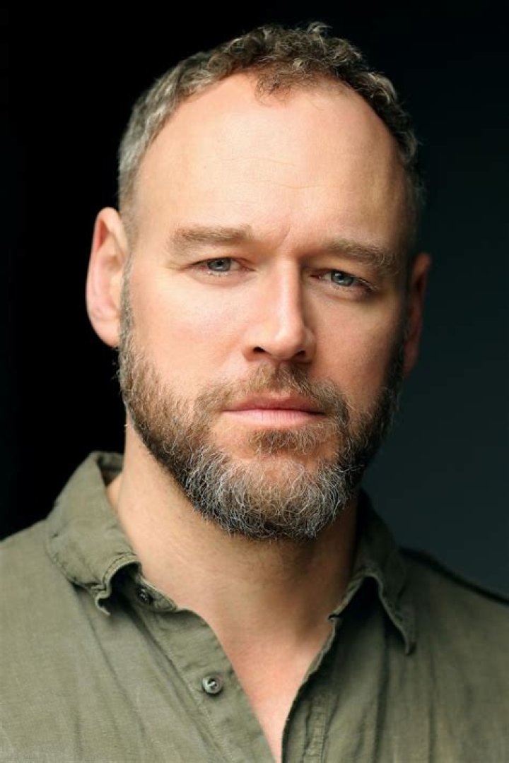 Elliot Cowan – Celebsgraphy