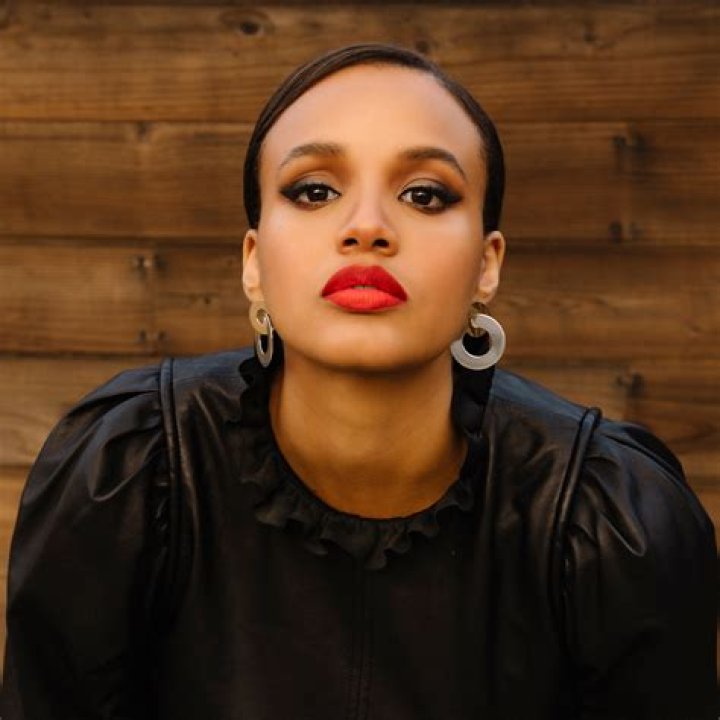 How tall is Ashley Nicole Williams