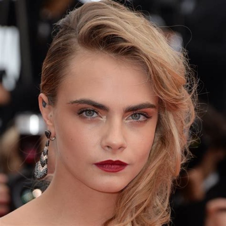 How tall is Cara Delevingne