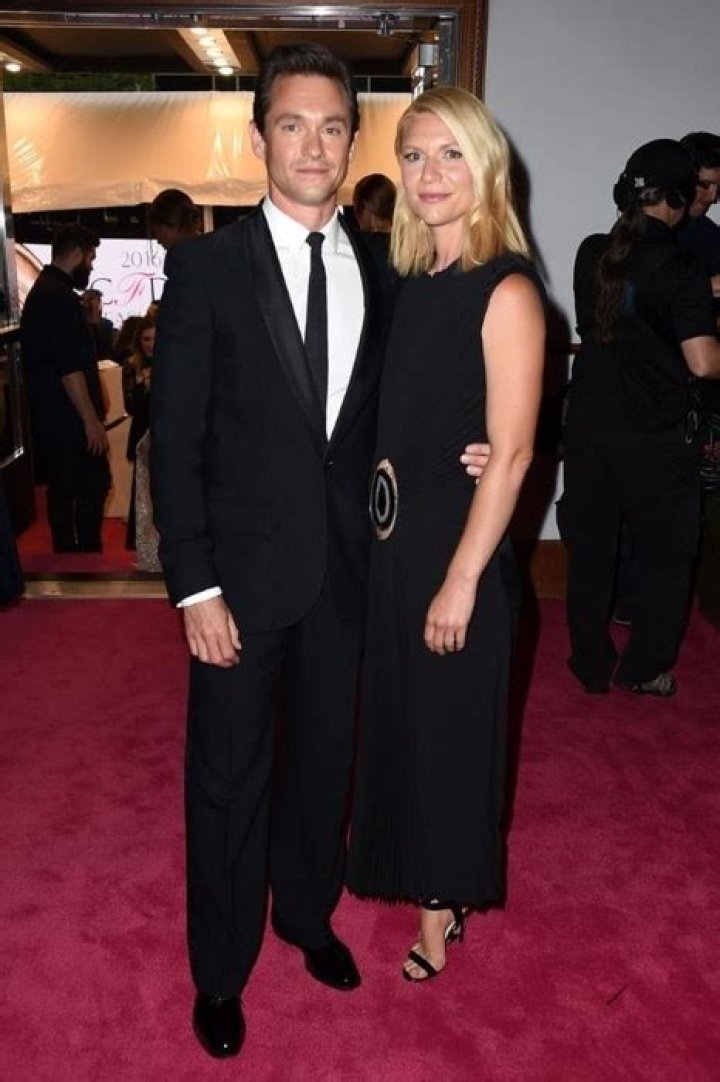 How tall is Hugh Dancy