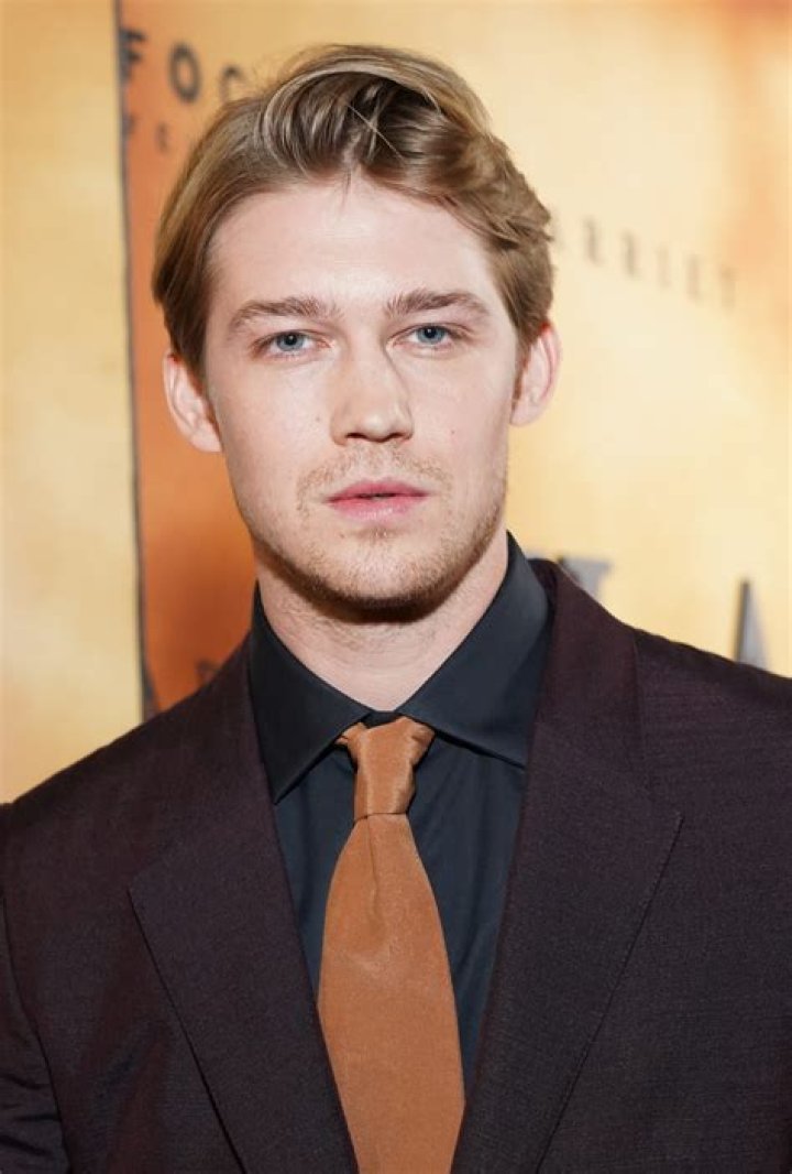 How tall is Joe Alwyn