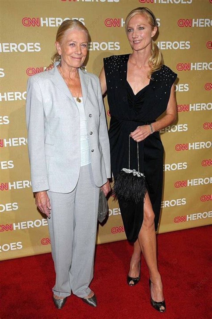How tall is Joely Richardson
