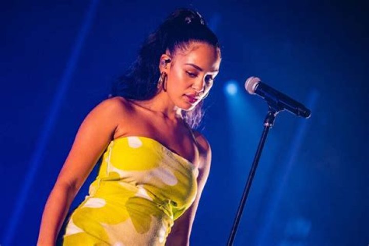 How tall is Jorja Smith