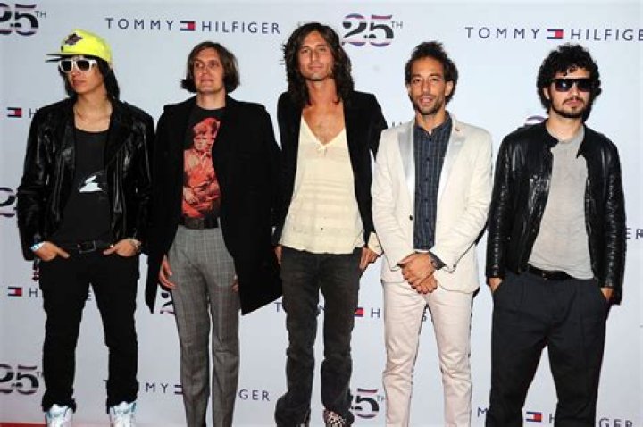 How tall is Julian Casablancas