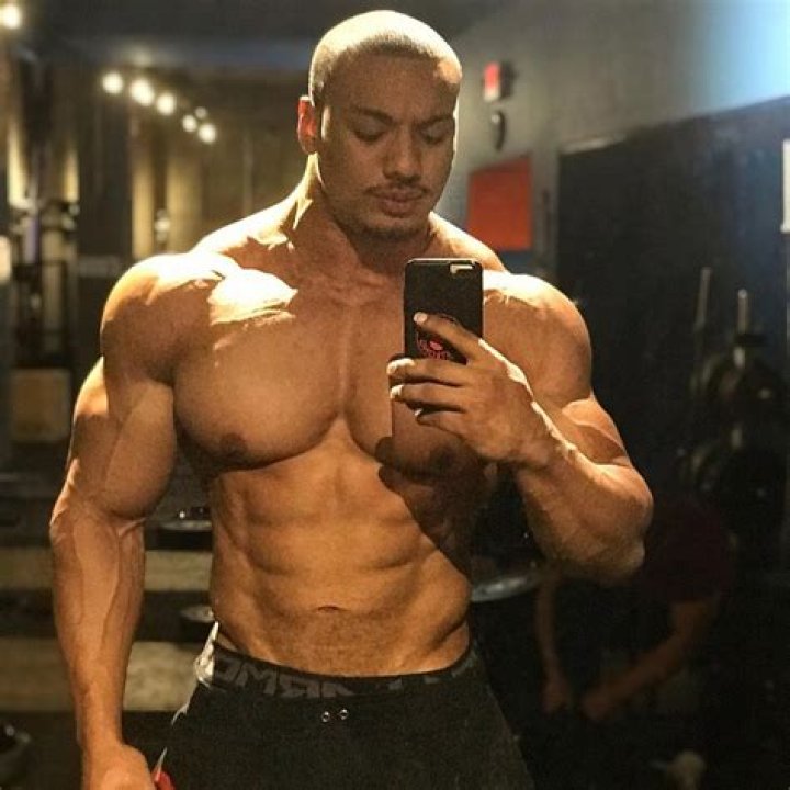 How tall is Larry Wheels