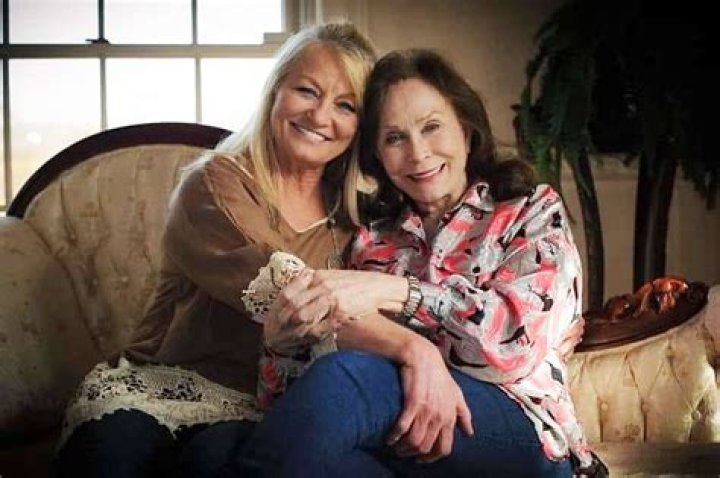 How tall is Loretta Lynn