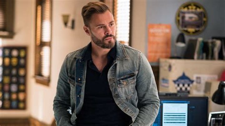 How tall is Patrick Flueger