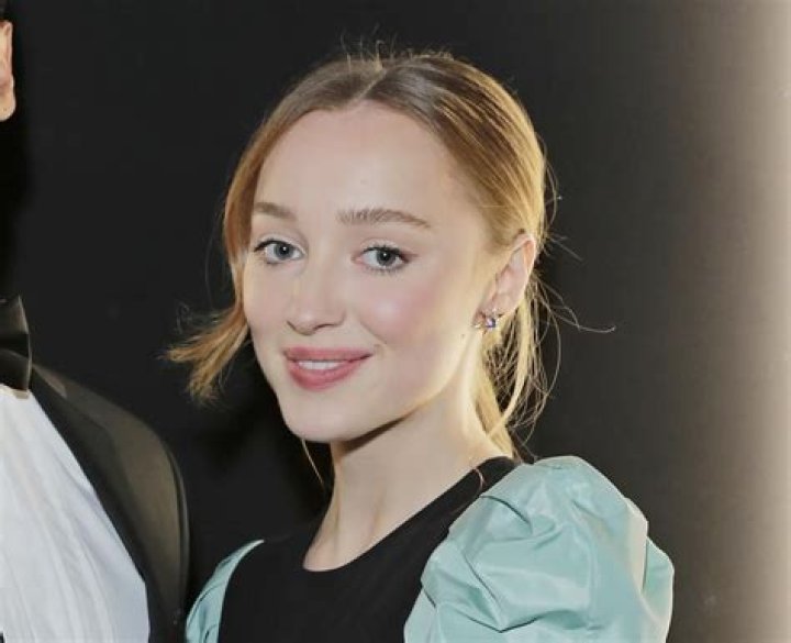 How tall is Phoebe Dynevor