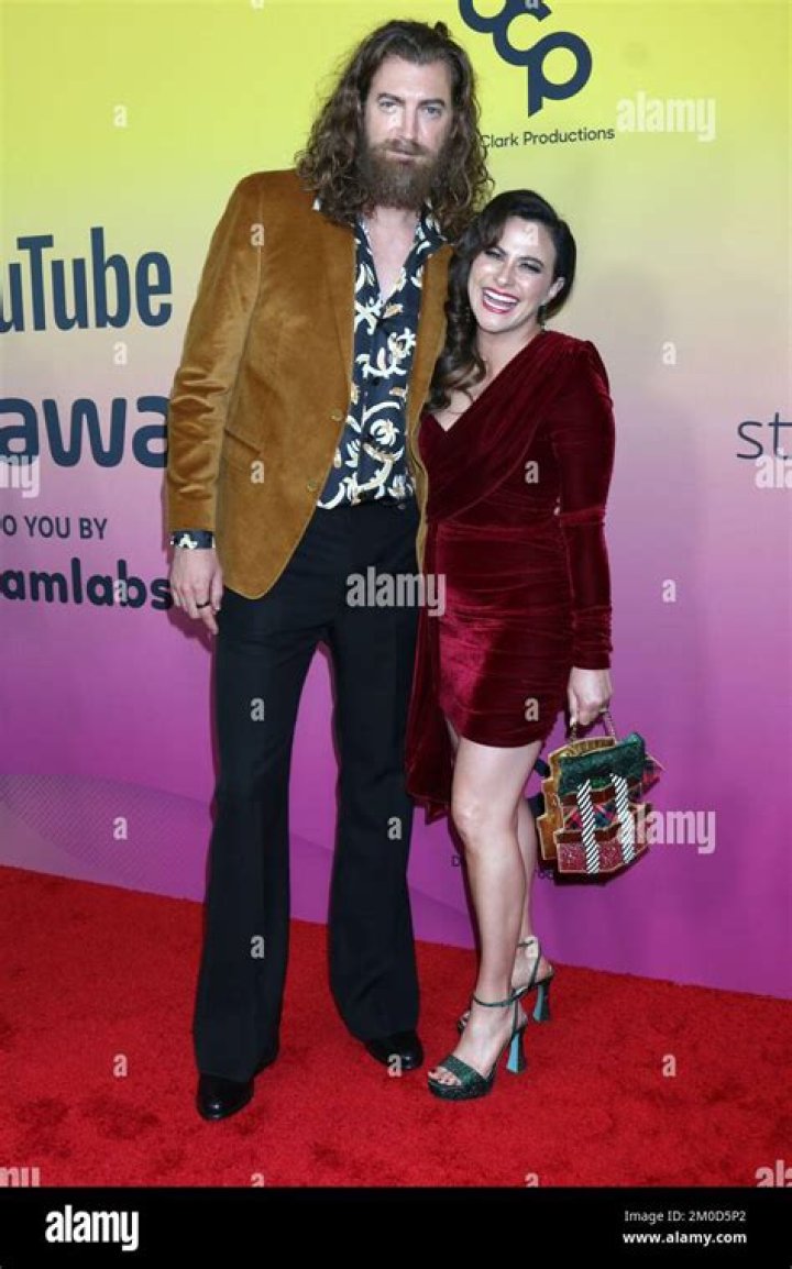 How tall is Rhett McLaughlin