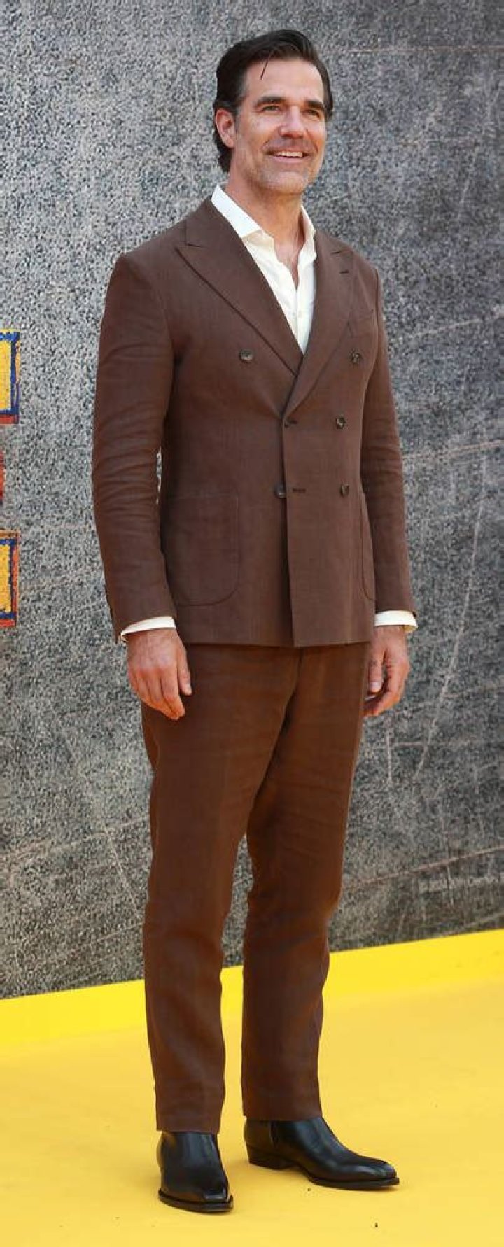 How tall is Rob Delaney