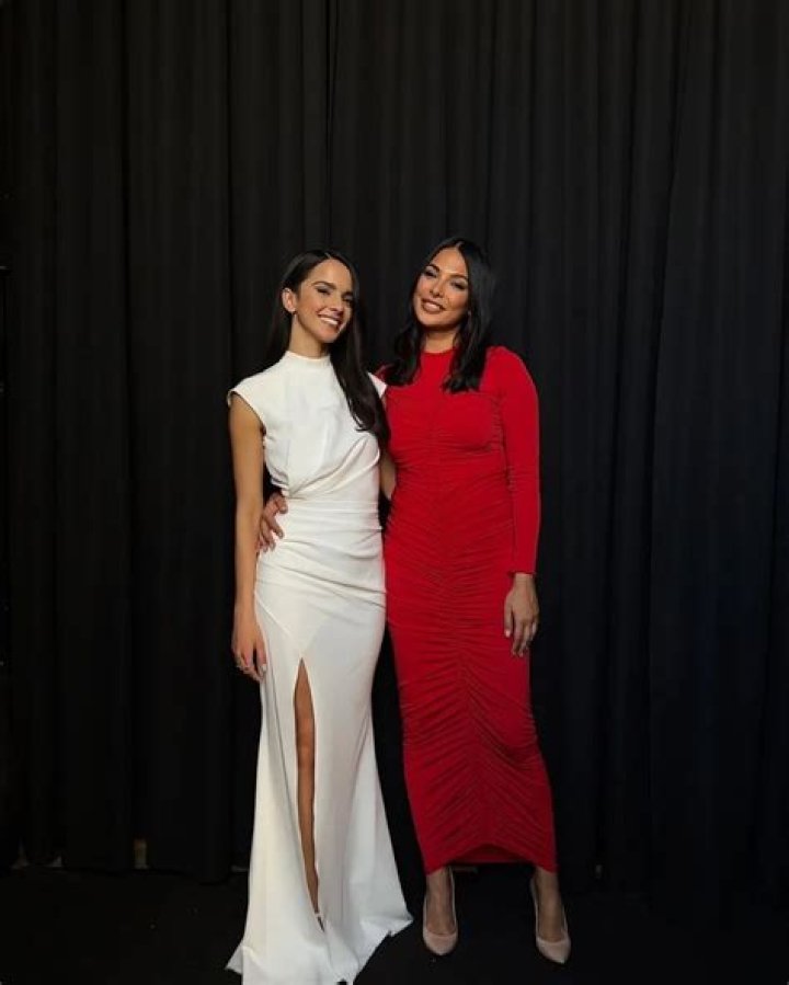 How tall is Shani Atias
