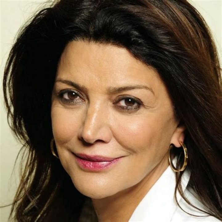 How tall is Shohreh Aghdashloo