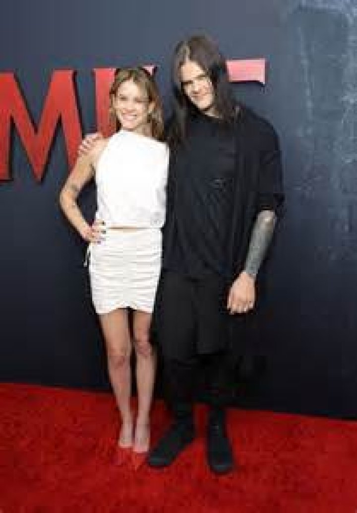 How tall is Sosie Bacon