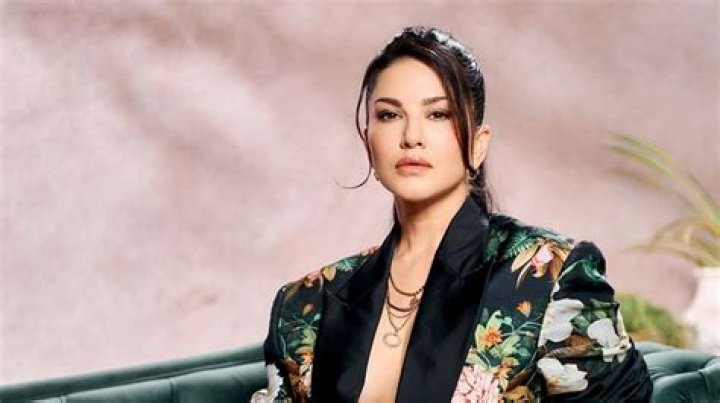 How tall is Sunny Leone
