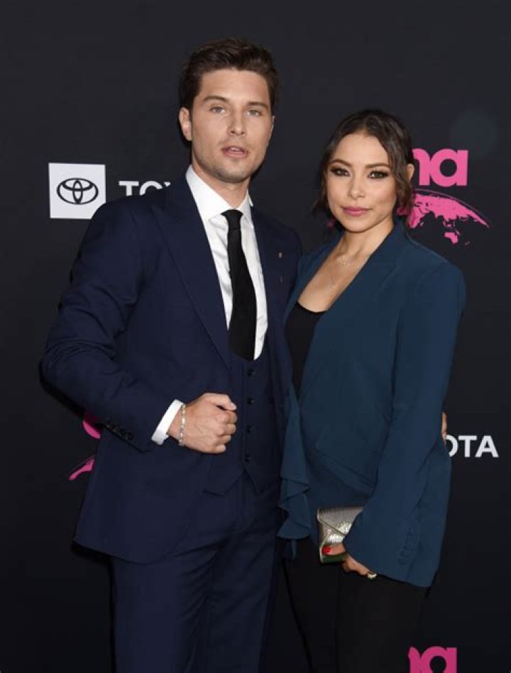 Jessica Parker Kennedy Biography, Age, Height, Husband, Net Worth, Family