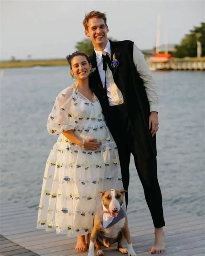 Molly Ephraim Married to a husband. Height, Net worth. 2022