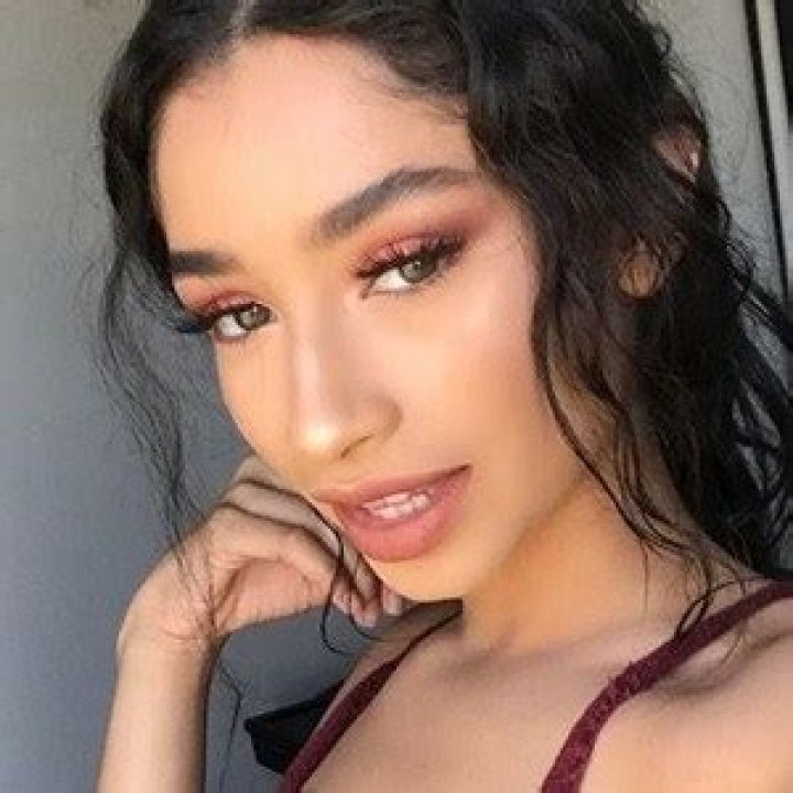 Valerie Batalla (Model) - Age, Birthday, Bio, Facts, Family, Net Worth, Height & More